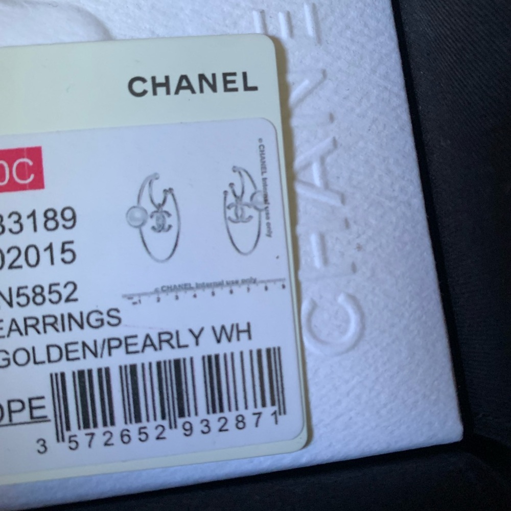 NIB Chanel Pearl Hoop Earrings - Picture 6 of 7